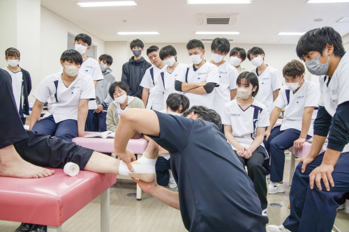 治療技術と心を磨き、広く活躍できる「人財」を育成します。