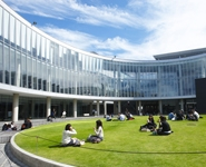 メインストリートに凛と立つ美しき建築。