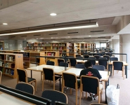 芸術のための知性が所蔵された館へ。