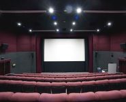 客席119席、最新鋭の設備を持つ本格的な映画館。