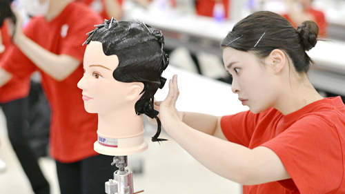 美容師国家資格4年連続全国NO.1（2021年～2024年）！グラムールは全員が美容師国家資格の取得を目指す！