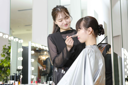 ヘアも自在に操れるメイクのスペシャリストに！現役ヘアメイクアップアーティストが最新トレンドを伝授