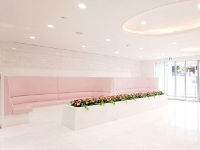 東京ブライダル専門学校の校舎に入ると、広々としたエントランスでお出迎え