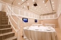 ホテルのバンケットルームを模しており、実際の披露宴の実施が可能