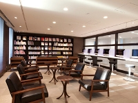 カフェラウンジをイメージし、ゆっくりと書籍や資料を閲覧できる調度品を設置