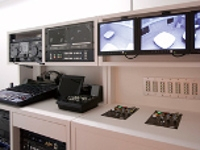 音響設備と照明機器の調整卓を設置