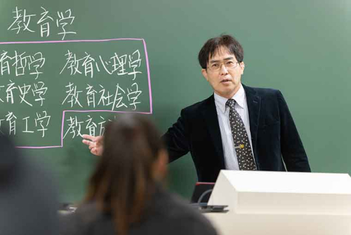 生活スタイルにあわせて学びやすいスクーリングは年間約500講座