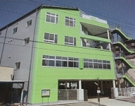 悪天候の時も、この実習棟なら大丈夫。 1階は砂地のスペースがあり、施工現場同様の測量実習が可能。2階には広いスペースの大工実習室、3階には建築に関する設備実習室があります。4階では屋内測量実習を行うことができます。