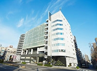 このキャンパスには数々の最新設備と時代の先端技術を学ぶことができる充実した教育環境が整っています。 明るい雰囲気も大きな魅力！気持ちよく学べますよ。