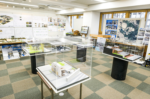 卒業生の作品が展示してあります。先輩の作品を凌駕する作品をつくり上げてください。