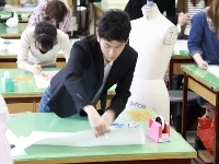 アパレル技術科（3年次にバーチャルファッションコースを設置）