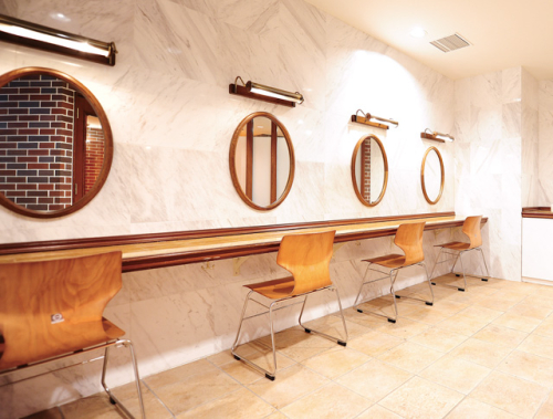 丸型のミラーを備えた、優しい雰囲気の本格的な実習室を完備。接客マナーなども学べます。