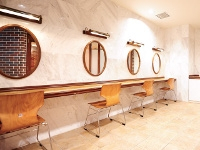 丸型のミラーを備えた、優しい雰囲気の本格的な実習室を完備。接客マナーなども学べます。