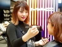 芦間高等学校（大阪）出身　ビューティーアドバイザーとして勤務 阪本　佳緒利さん