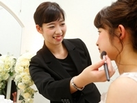 扇町総合高等学校（大阪）出身 　ブライダルスタイリストとして勤務 岡崎 優菜さん