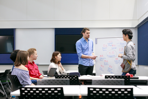 アジア言語学科（中国語専攻、韓国語専攻、インドネシア語専攻、日本語・コミュニケーション専攻）