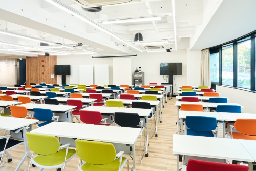学ぶ為に充実した環境　Reデザインされたキレイな教室
