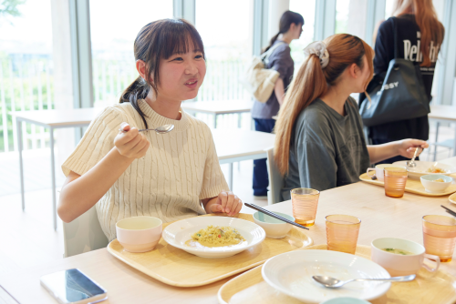 学生は栄養満点のランチ無料