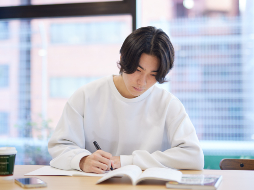 ビジネスマネジメント専攻/流通・マーケティング専攻/宅建・FP専攻/会計ファイナンス専攻/グローバルビジネス専攻