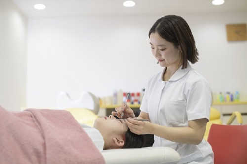 トータルビューティー科エキスパート３年コース(昼間課程)／３年制高い合格率で、美容師免許取得とまつ毛エクステンション等の習得で職業選択肢を広げる。　