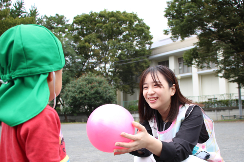 幼児教育専攻では東京立正保育園の子どもたちと交流しながら学びを深めます
