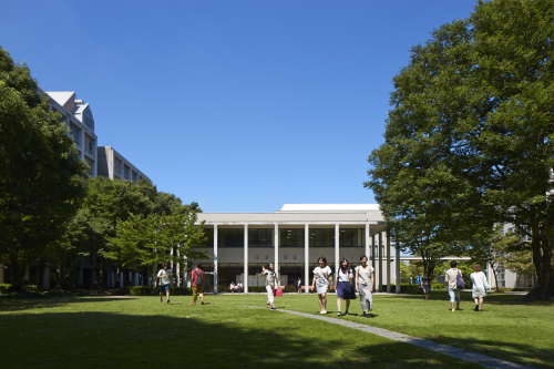 中庭が学生の憩いの場