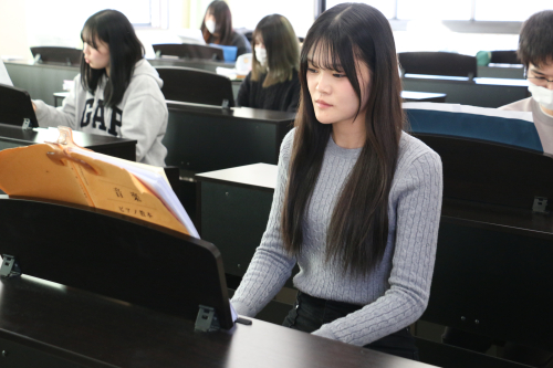ピアノ演習は、アップライトピアノに加え、一人1台の電子ピアノを整備し、学生のレベルに応じた少人数クラスできめ細かく指導を実践。休み時間や放課後も自主的に取り組むことができます。