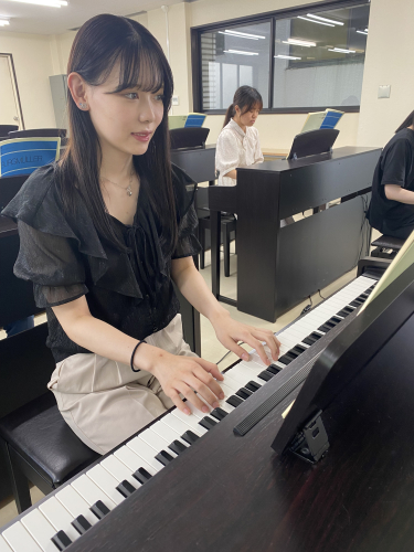 ピアノ演習は、アップライトピアノに加え、一人1台の電子ピアノを整備し、学生のレベルに応じた少人数クラスできめ細かく指導を実践。休み時間や放課後も自主的に取り組むことができます。