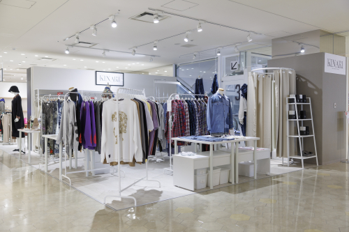 ショップ経営や接客を通して、様々な年齢・好みのお客さまと出会い、現場で求められるチカラを習得。