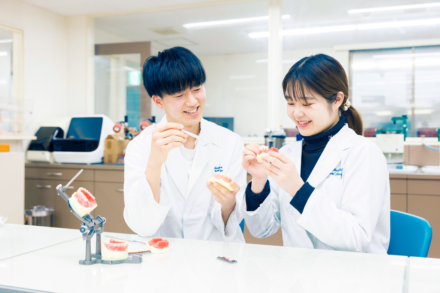 新大阪歯科技工士専門学校