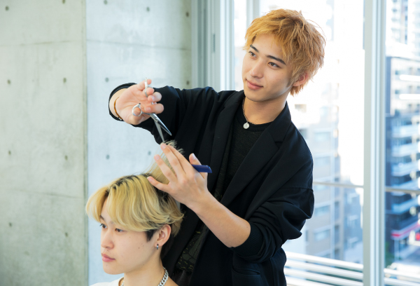 ヘアカット中の学生