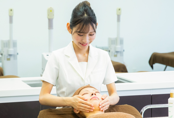 フェイシャルエステを行う学生