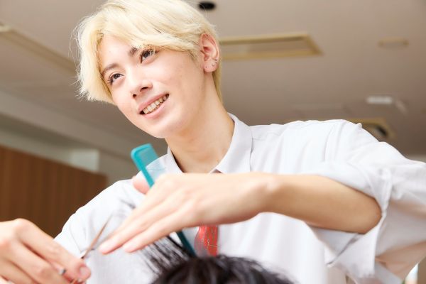 ヘアカット中の学生