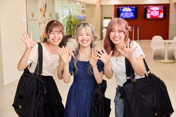 登下校中の学生