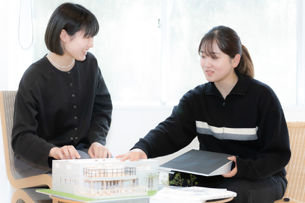 模型を前に話し合う生徒