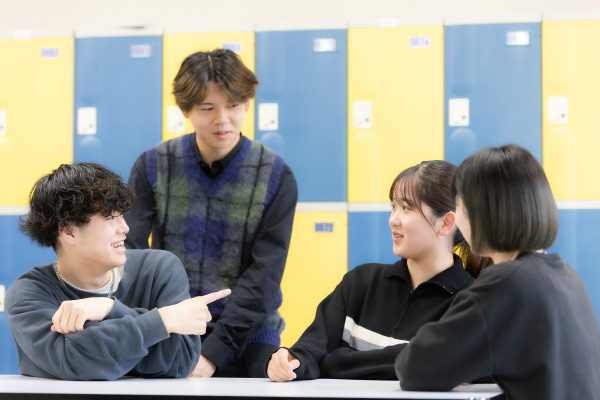 談笑する生徒