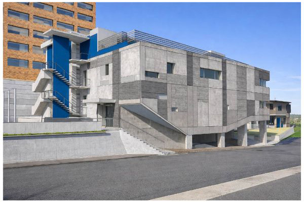 浅野工学専門学校玄関