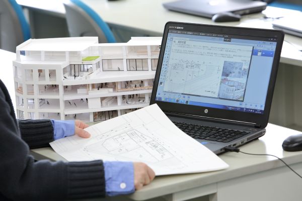 模型を前に話し合う生徒