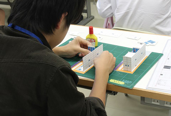 建築模型を作る学生