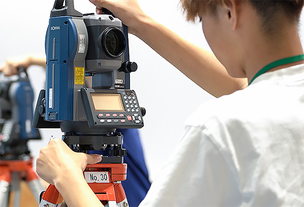 測量機器を触る学生