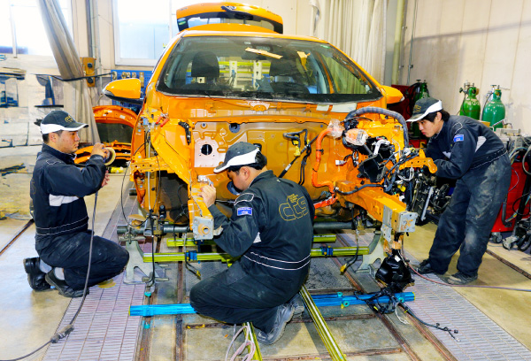 車体を見る学生１