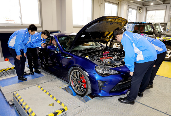 自動車整備を行う学生