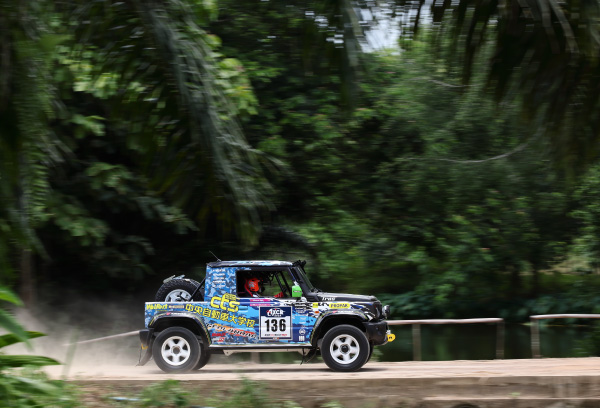 車体を見る学生２