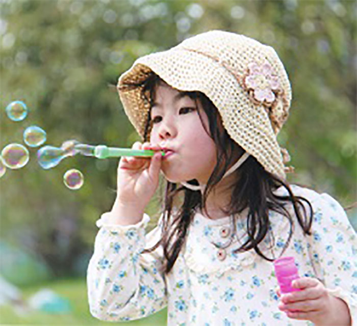 シャボン玉を吹く子ども