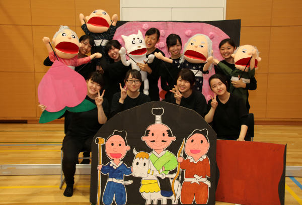 劇の教材と生徒の画像