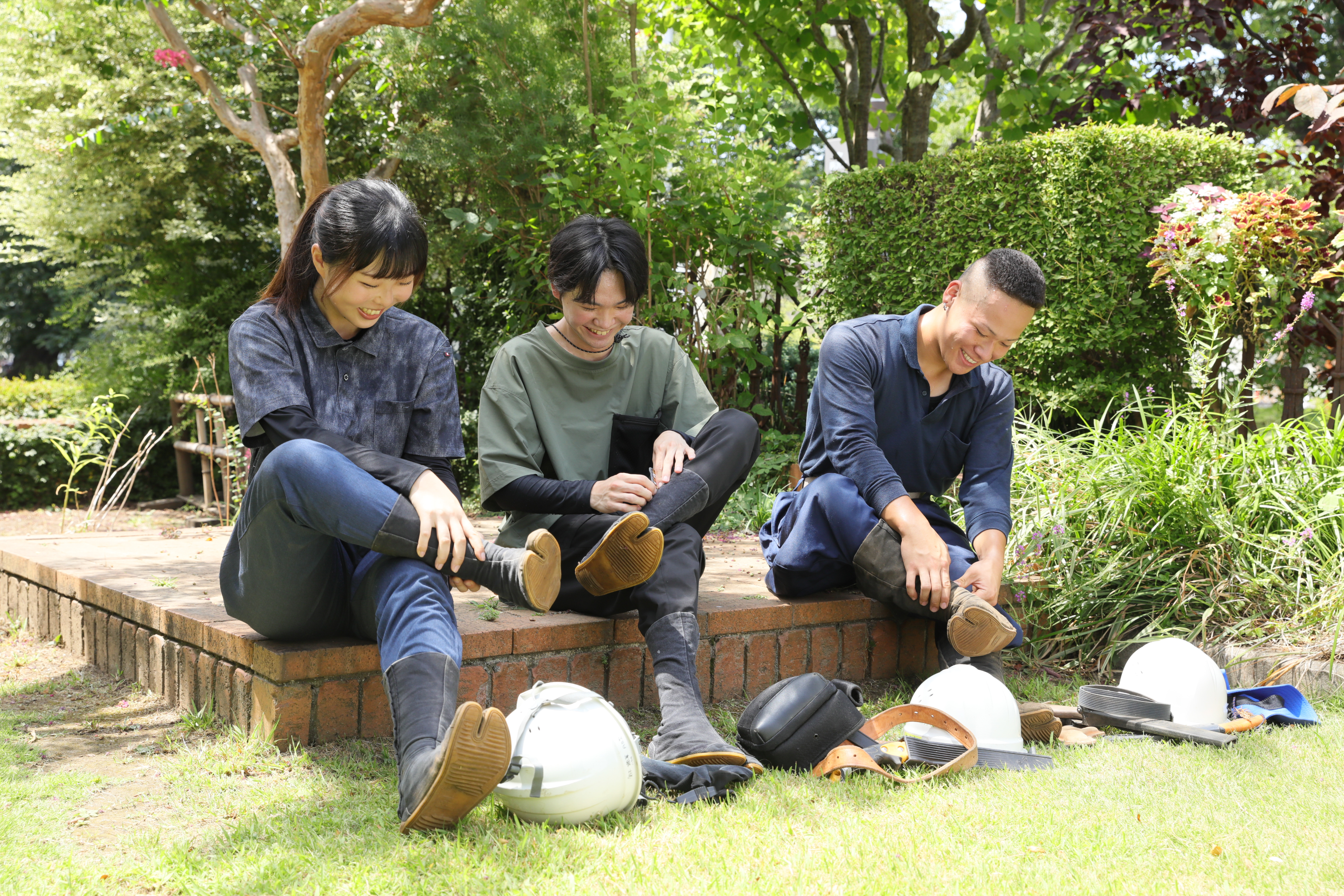 作業着に着替える学生