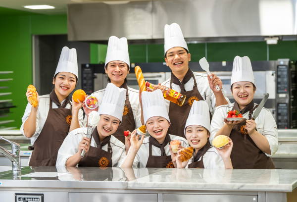 エプロン姿の学生集合写真