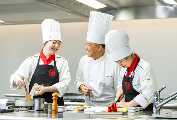 実習中の講師と学生