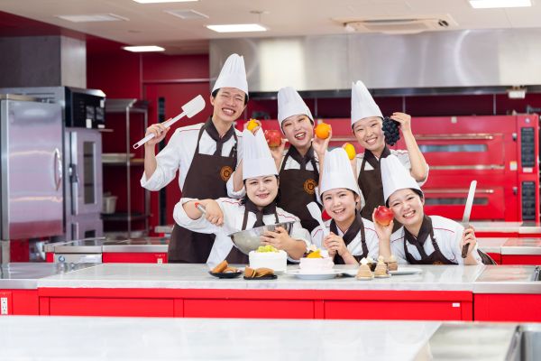 エプロン姿の学生集合写真