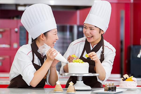 盛り付けている学生